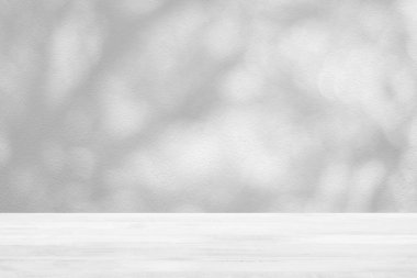 Ağaç Gölgesi ve Bokeh ile Beyaz Tahta Masa Beton Duvar dokusu Arkaplanı, Ürün Sunum Arkaplanı, Görünüm ve Moda İçin Uygun.