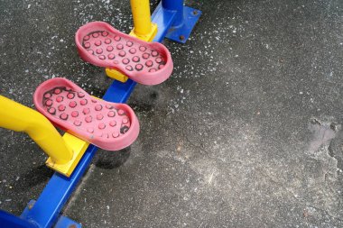 Kamu parkında Yürüme Egzersizi Aracı Görünümü.