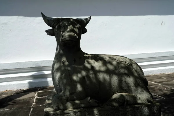 Antica Statua Mucca Nel Giardino Del Tempio Wat Arun Bangkok — Foto Stock