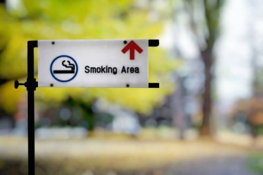 Parkta Sigara İçilen Alan Tabelası.