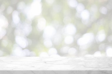 Bulanık Doğa Renkli Bokeh Arkaplanlı Beyaz Mermer Masa, Ürün Sunum Arkaplanı, Görünüm ve Moda İçin Uygun.