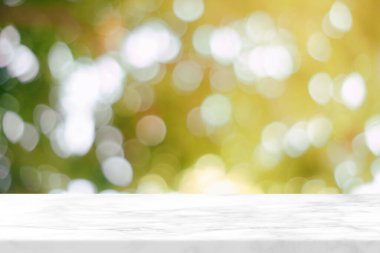Doğa Bokeh Arkaplanı ile Beyaz Mermer Masa Işık Sızıntısı, Ürün Sunum Arkaplanı, Görünüm ve Taklit İçin Uygun.