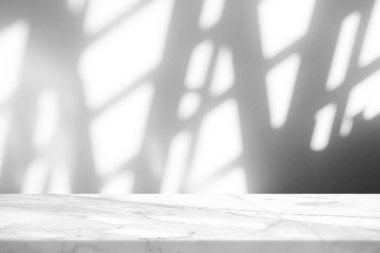 Beton Duvar Doku Arkaplanı Yapı Gölgesi ile Beyaz Mermer Masa, Ürün Sunum Arkaplanı, Görünüm ve Moda İçin Uygun.