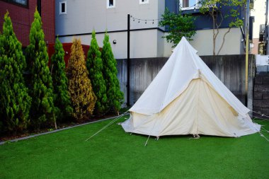 Sonbaharda Arka Bahçede Beyaz Çadır.