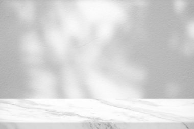 Beton Duvarda Ağaç Gölgesi Arkaplanda Beyaz Mermer Masa, Ürün Sunum Arkaplanı, Görünüm ve Moda İçin Uygun.