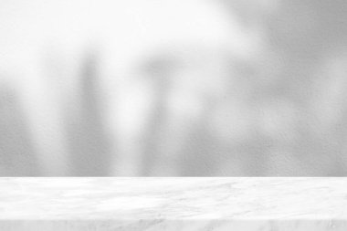 Beton Duvarda Ağaç Gölgesi Arkaplanda Beyaz Mermer Masa, Ürün Sunum Arkaplanı, Görünüm ve Moda İçin Uygun.