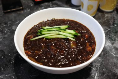 Jajangmyeon ya da Koreli Kara Fasulye Eriştesi ünlü bir Kore tarifi..