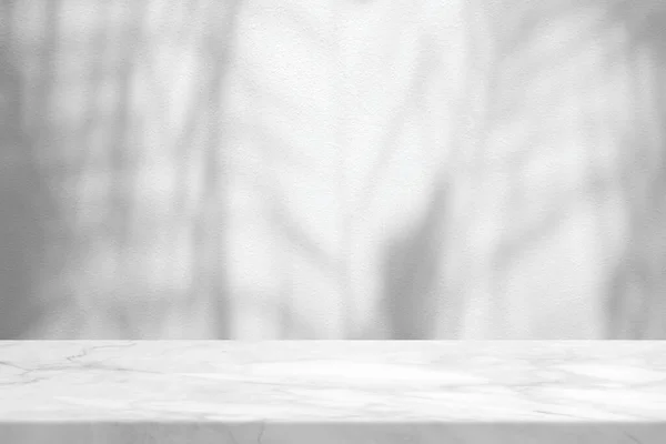 壁のテクスチャの背景にヤシの葉の影と白い大理石のテーブル 製品のプレゼンテーションの背景に適し そして モックアップ — ストック写真