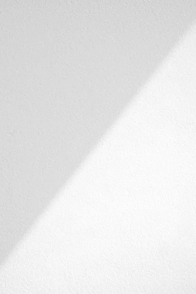 Lichtstrahl Und Schatten Auf Weißer Betonwand Vertikalen Format Geeignet Für — Stockfoto