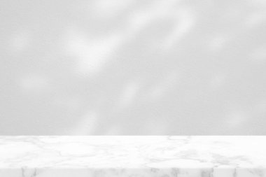 Aydınlık kirişli Beyaz Mermer Masa ve Beton Duvar dokusu Arkaplanında Gölge Bırakıyor, Ürün Sunumu, Görünüm ve Moda İçin Uygun.