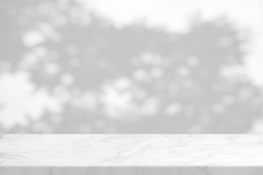 Beton Duvarda Ağaç Gölgesi Arkaplanda Beyaz Mermer Masa, Ürün Sunum Arkaplanı, Görünüm ve Moda İçin Uygun.