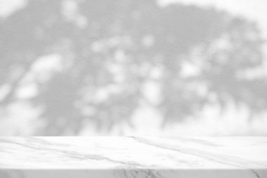 Beton Duvarda Ağaç Gölgesi Arkaplanda Beyaz Mermer Masa, Ürün Sunum Arkaplanı, Görünüm ve Moda İçin Uygun.