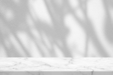 Beton Duvarda Ağaç Gölgesi Arkaplanda Beyaz Mermer Masa, Ürün Sunum Arkaplanı, Görünüm ve Moda İçin Uygun.