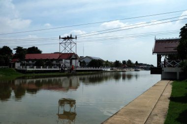 AYUTTHAYA, THAILAND - NOVEMBER 04, 2020: Wat Niwet Thammaprawat Gotik tapınağındaki Chao Phraya Nehri 'nin karşısındaki yolcu sepeti.