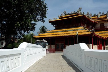 AYUTTHAYA, THAILAND - Kasım 04, 2020: Bang Pa-In Royal Palace 'daki Wehart Chamrun Residential Hall' a giden yol.