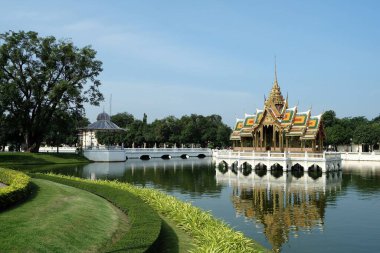 AYUTTHAYA, THAILAND - Kasım 04, 2020: Aisawan Dhiphya-Asana Pavyonu Bang Pa-In Kraliyet Sarayı 'nda ünlü Ayutthaya, Tayland.