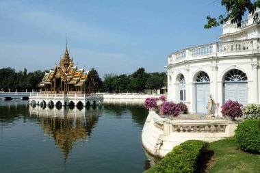 AYUTTHAYA, THAILAND - Kasım 04, 2020: Aisawan Dhiphya-Asana Pavyonu Bang Pa-In Kraliyet Sarayı 'nda ünlü Ayutthaya, Tayland.