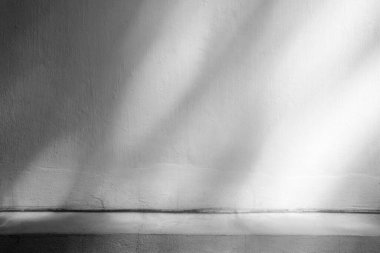 Aydınlık kiriş ve Gölgeli Duvarlı Eski Beton Tabaka, Ürün Sunum Arkaplanı, Görünüm ve Moda İçin Uygun.