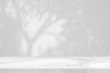 Beton Duvar Doku Arkaplanı 'nda, Parkta Ağaç Gölgesi olan Beyaz Mermer Masa, Ürün Sunum Arkaplanı, Görünüm ve Moda İçin Uygun.