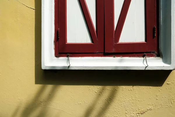 ミニマルスタイルでヴィンテージハウスの木の窓を閉じる — ストック写真