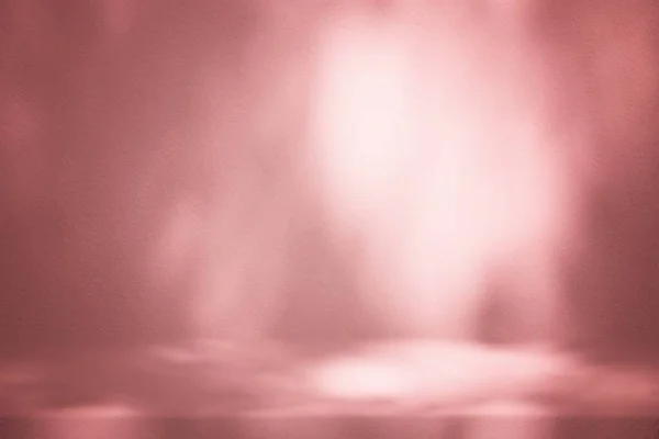 Rosafarbener Stucktisch Mit Naturschatten Auf Betonwand Textur Hintergrund Geeignet Für — Stockfoto
