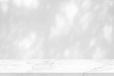 Duvarda Bulanık Beyaz Doğal Bokeh olan Soyut Lüks Mermer Masa Ürün Görünümü ve Arkaplanı Uygun.