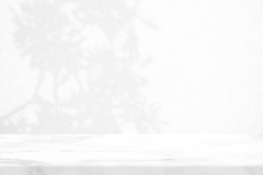 Beton Duvar Doku Arkaplanında Dalları ve Yaprakları olan Beyaz Mermer Masa, Ürün Sunum Arkaplanı, Görünüm ve Moda İçin Uygun.