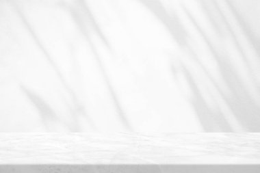 Bambu yapraklı beyaz mermer masa Beton Duvar Doku Arkaplanında Gölge, Ürün Sunum Arkaplanı, Görünüm ve Moda İçin Uygun.