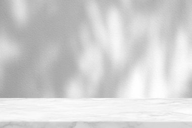 Aydınlık kirişli Beyaz Mermer Masa ve Beton Duvar dokusu Arkaplanında Gölge Bırakıyor, Ürün Sunumu, Görünüm ve Moda İçin Uygun.