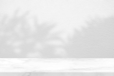 Yapraklı beyaz mermer masa ve beton duvar dokusu arka planında Bush Gölgesi, Ürün Sunumu, Görünüm ve Moda İçin Uygun.