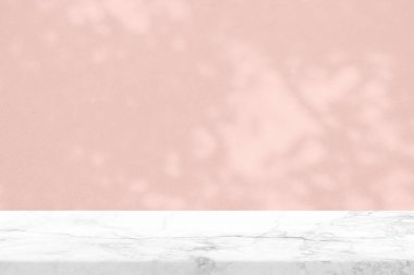 Pastel Pembe Beton Duvarda Ağaç Gölgesi olan Beyaz Mermer Masa Ürün Sunum Arkaplanı, Görünüm ve Moda İçin Uygun.