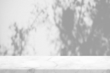 Çimenli Beyaz Mermer Masa Beton Duvar dokusu Arkaplanında Gölgeyi Bırakıyor, Ürün Sunum Arkaplanı, Görünüm ve Moda İçin Uygun.