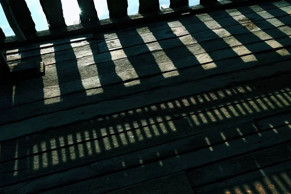 Feixe Luz Sombra Brilhando Através Cerca Chão Madeira Superfície Tom — Fotografia de Stock