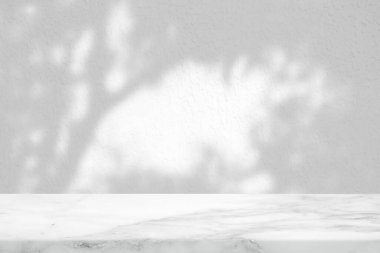 Stucco Wall Doku Arkaplanında Ağaç Gölgesi olan Beyaz Mermer Masa, Ürün Sunum Arkaplanı, Görünüm ve Moda İçin Uygun.