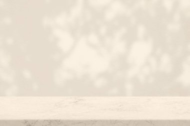 Yelkenli Mermer Masa Yaprakları Gölgesi Şampanya Renkli Beton Duvar Doku Arka planı Ürün Sunumu, Görünüm ve Taklit Etme İçin Uygun.