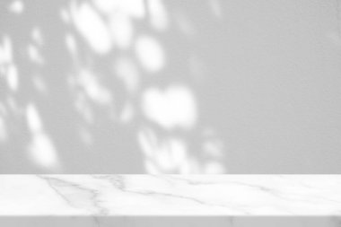 Doğanın Gölgesi Olan Beyaz Mermer Masa ve Bokeh Beton Duvar Doku Arkaplanı, Ürün Sunumu, Görünüm ve Moda İçin Uygun.