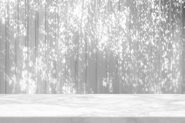 Çinko Duvar Dokusu Arkaplanında Ağaç Gölgesi olan Beyaz Mermer Masa, Ürün Sunumu, Görünüm ve Moda İçin Uygun.