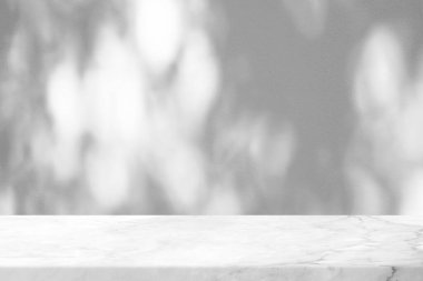 Doğanın Gölgesi Olan Beyaz Mermer Masa ve Bokeh Beton Duvar Doku Arkaplanı, Ürün Sunumu, Görünüm ve Moda İçin Uygun.