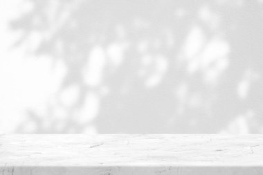 Beton Duvarda Ağaç Gölgesi Arkaplanda Beyaz Mermer Masa, Ürün Sunum Arkaplanı, Görünüm ve Moda İçin Uygun.