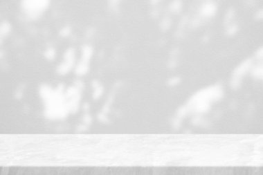 Bokeh ile cilalanmış beton masa ve Beton Duvar Doku Arka planı, Ürün Sunumu, Görünüm ve Moda İçin Uygun Ağacın Gölgesi.