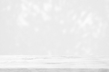 Beton Duvarda Ağaç Gölgesi Arkaplanda Beyaz Mermer Masa, Ürün Sunum Arkaplanı, Görünüm ve Moda İçin Uygun.