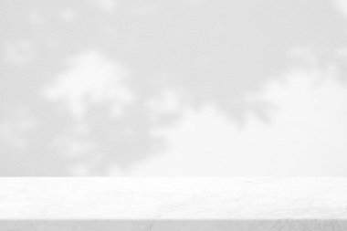 Beton Duvarda Ağaç Gölgesi Arkaplanda Beyaz Mermer Masa, Ürün Sunum Arkaplanı, Görünüm ve Moda İçin Uygun.