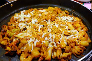 Dak Galbi ya da Baharatlı Kızarmış Tavuk Meşhur Kore Tarifi.