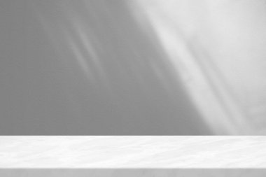 Beyaz Stucco Duvarlı Mermer Masa Işık Işını ve Gölgesi Arkaplanı, Ürün Sunumu, Görünüm ve Moda İçin Uygun.