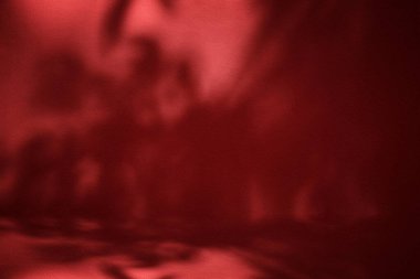 Beton Duvarda Doğa Gölgesi olan Kırmızı Sıkışmış Oda Kozmetik Ürün Sunum Arkaplanı, Görünüm ve Moda İçin Uygun.