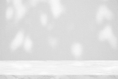 Beton Duvarda Ağaç Gölgesi Bokeh 'li Beyaz Mermer Masa Arka planı Ürün Sunumu, Görünüm ve Moda İçin Uygun.