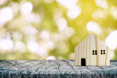 Üzüm bağlarında doğal Bokeh olan tahta masa üzerindeki ahşap ev ışık sızdırıyor, ürün sergilenmeye uygun..