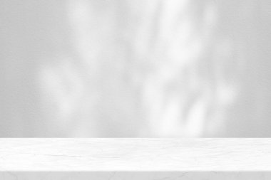 Beton Duvar Dokusunda Bush Gölgesi olan Beyaz Mermer Masa Ürün Sunum Arkaplanı, Görünüm ve Moda İçin Uygun.