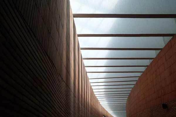 Koridorun Şeffaf Beton Çatı.