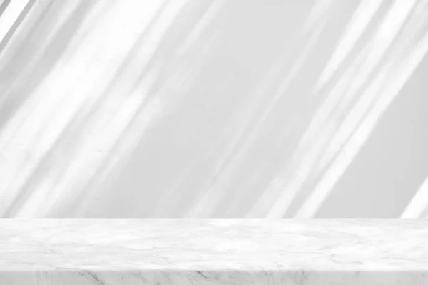 Мармуровий Стіл Білим Фоном Стінки Штукатурки Світловим Променем Тінню Придатним — стокове фото